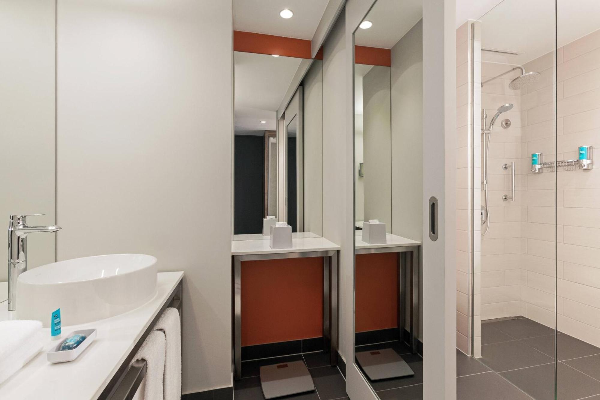 Aloft Sea View Twin Room with Balcony including 20% off F&B, Spa & Abra Boat Tour Discount