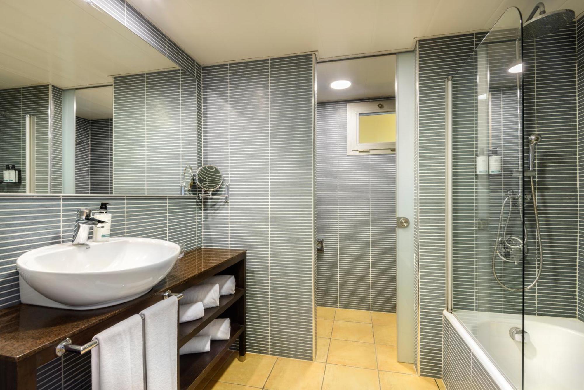 Deluxe room (2 adults)