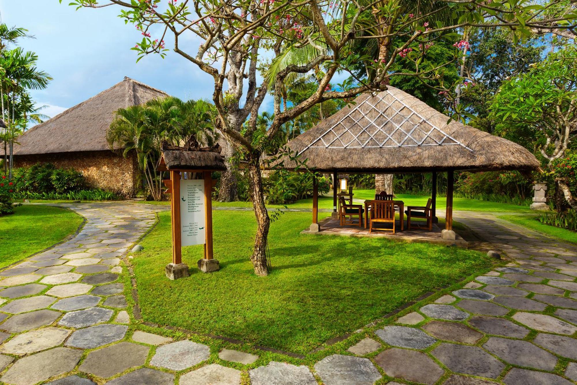 Luxusvilla mit Gartenblick und eigenem Pool
