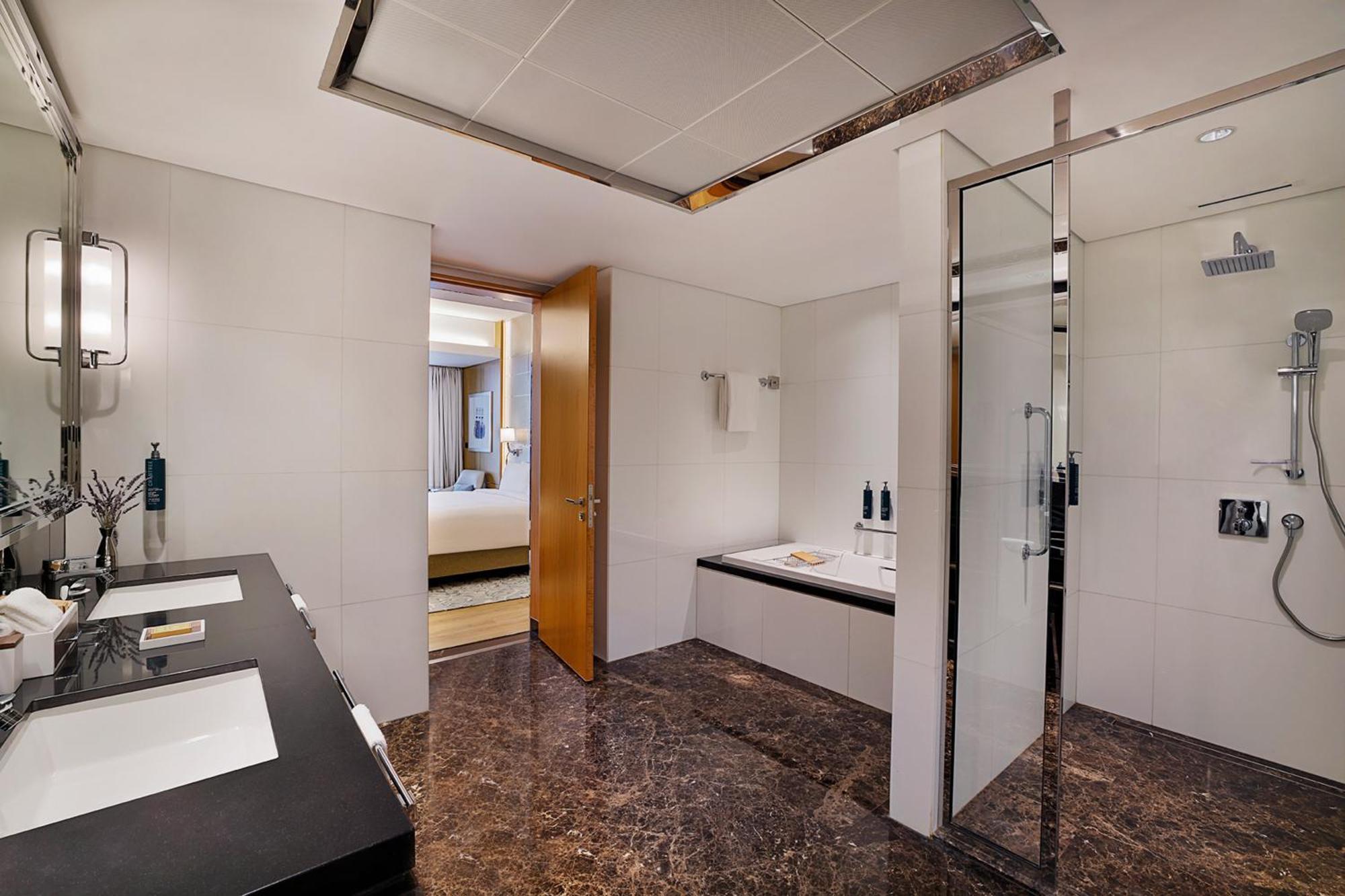 Suite de 2 dormitorios con vistas al mar y acceso al salón