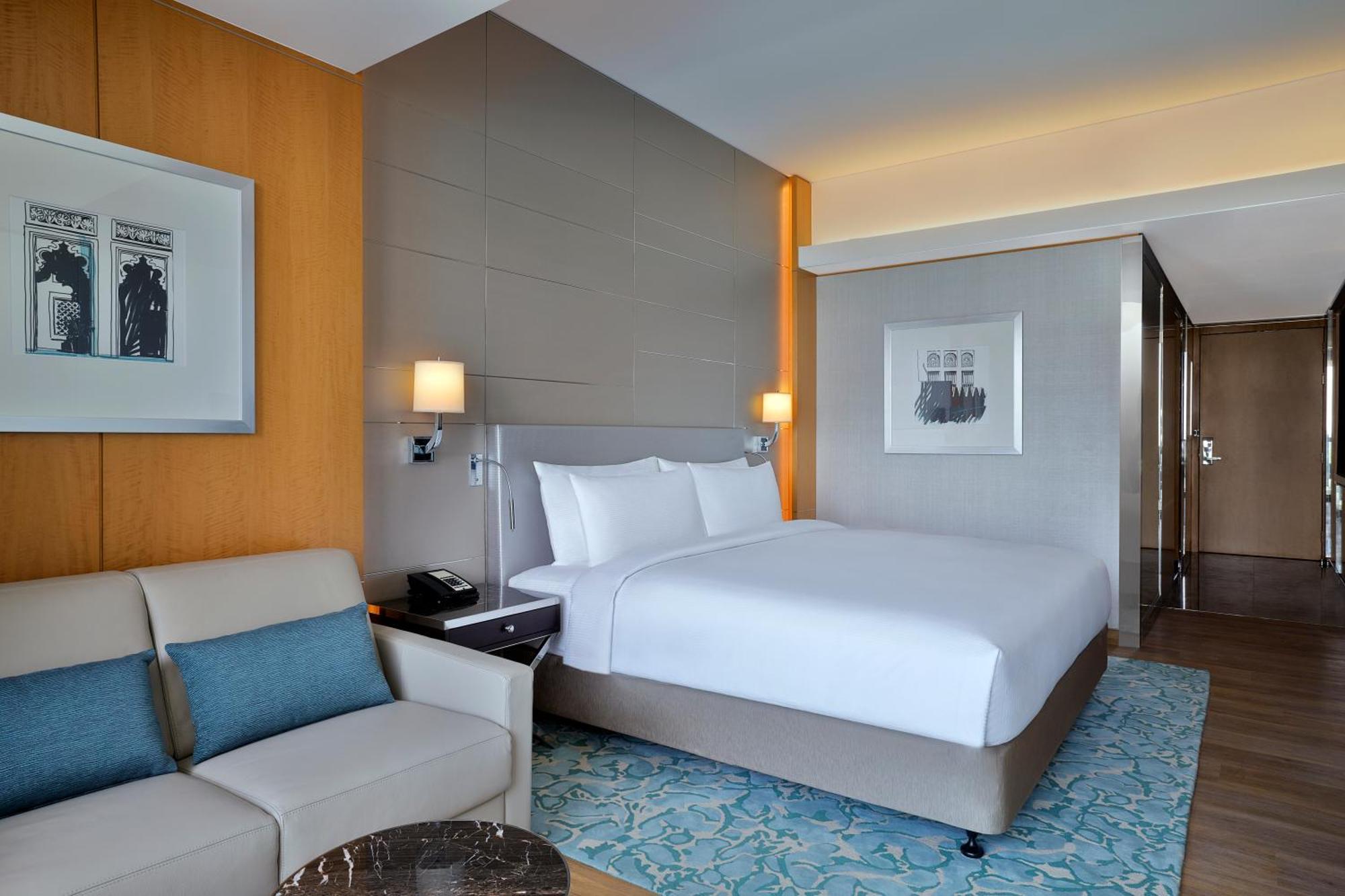 Habitación Premium con cama extragrande, balcón y vistas al mar