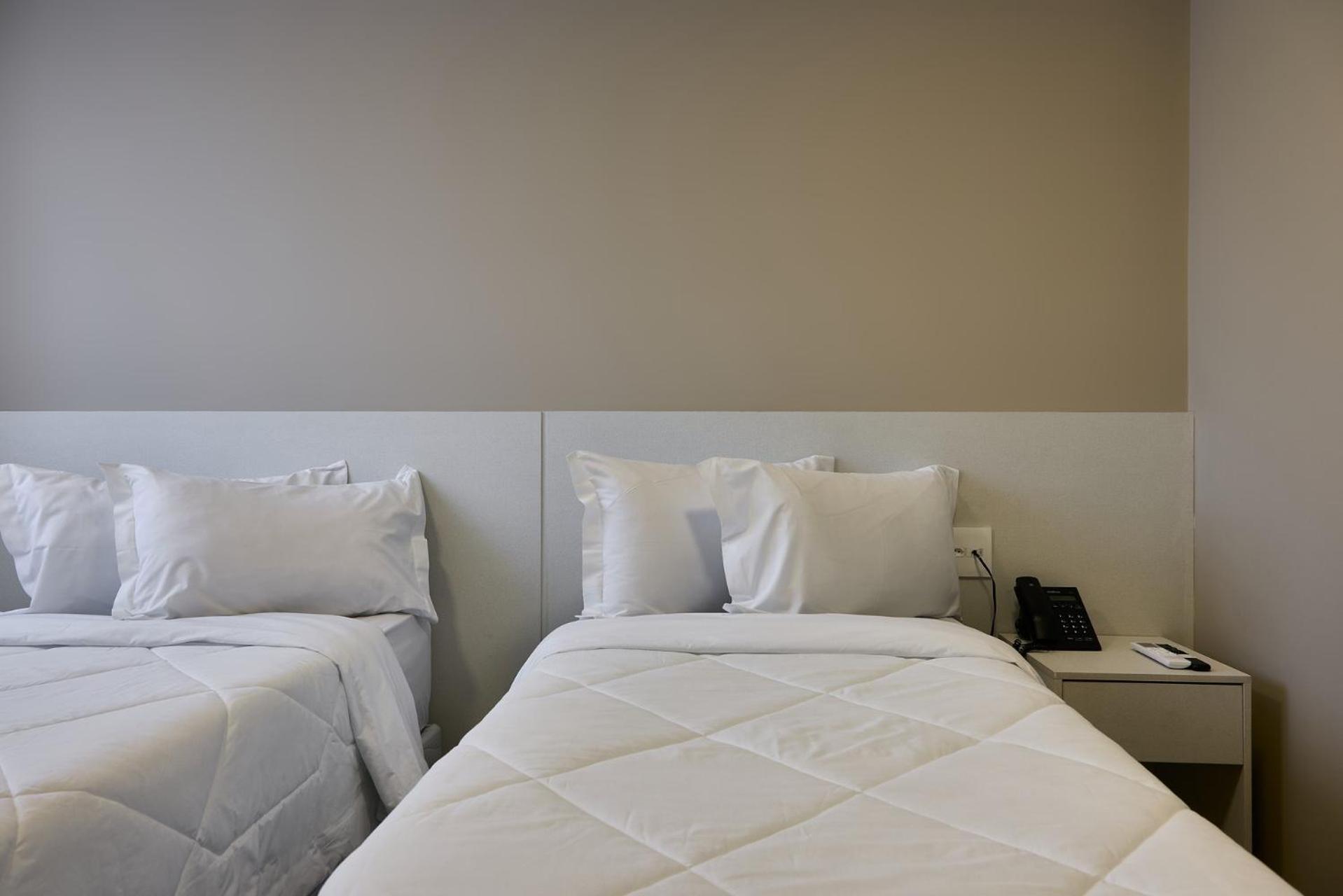 Quarto com 2 Camas de Solteiro