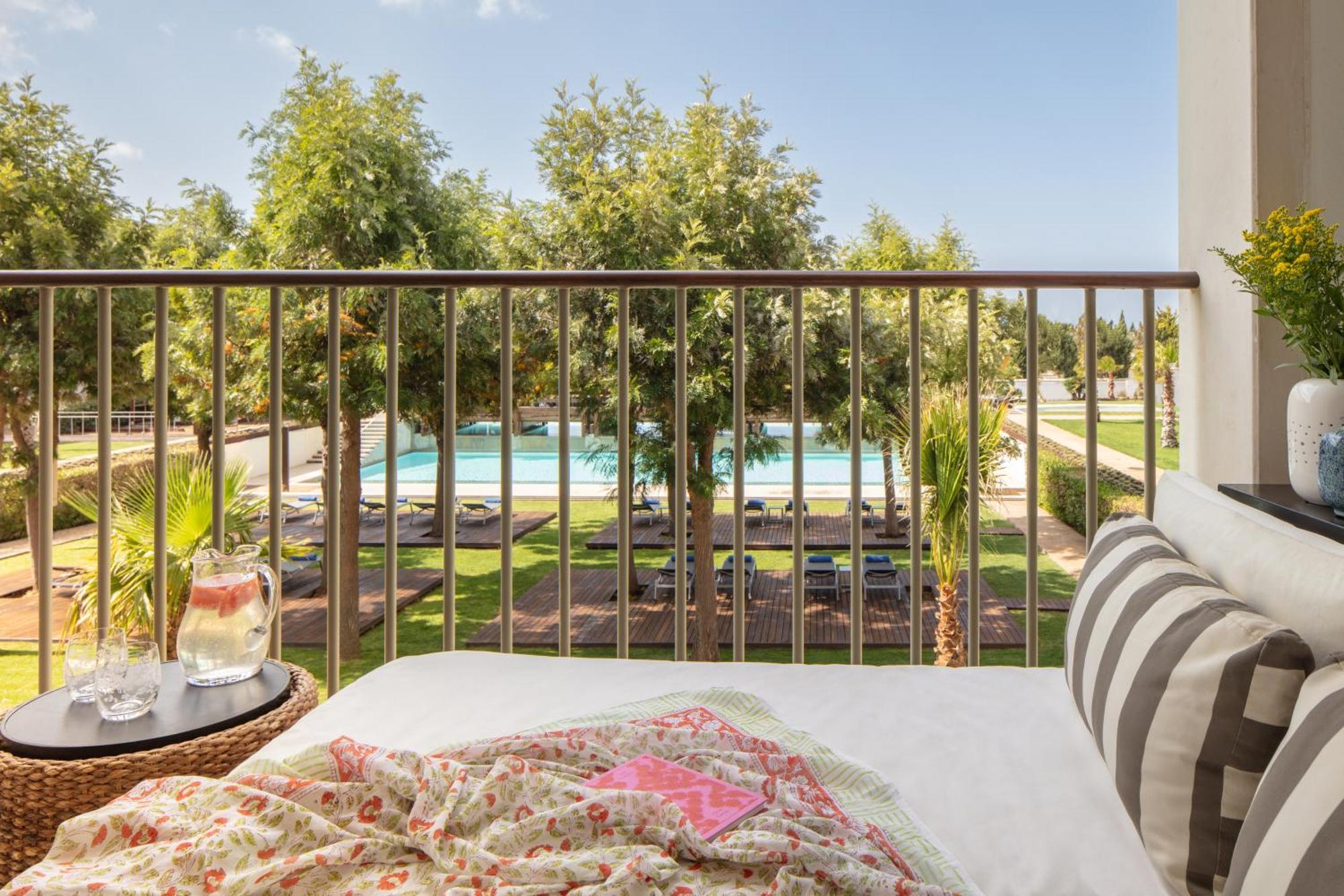 Deluxe Twin Room Balcony Pool View,1706916093:JPEG