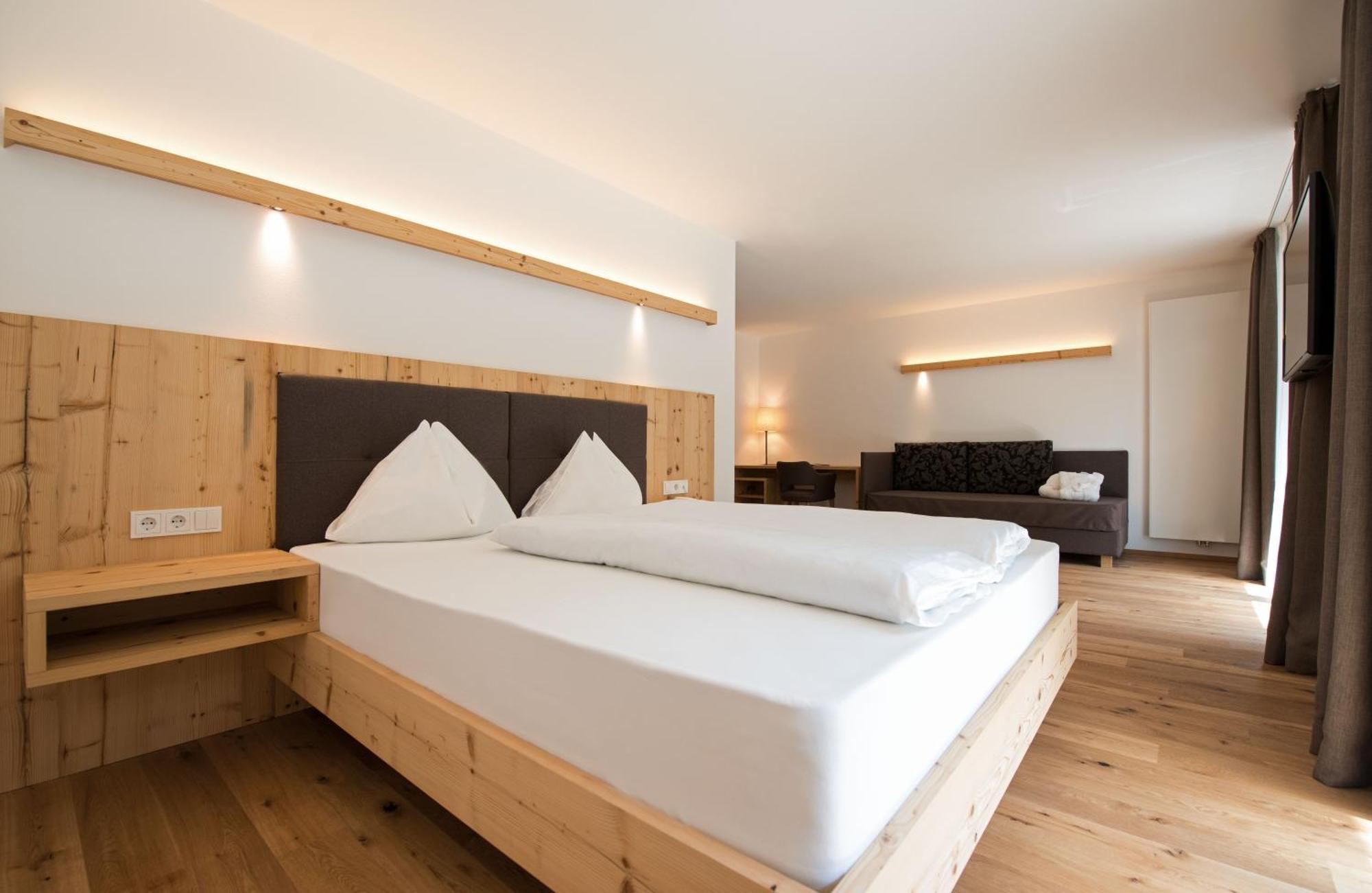 Deluxe Double Room,1676772788:JPEG