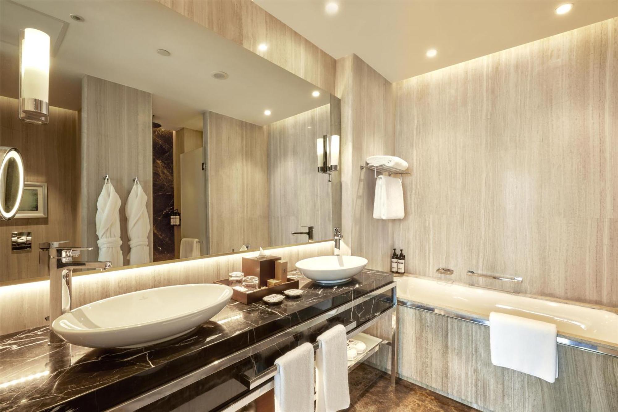 Regency Suite mit Kingsize-Bett und Meerblick - Zugang zum Club