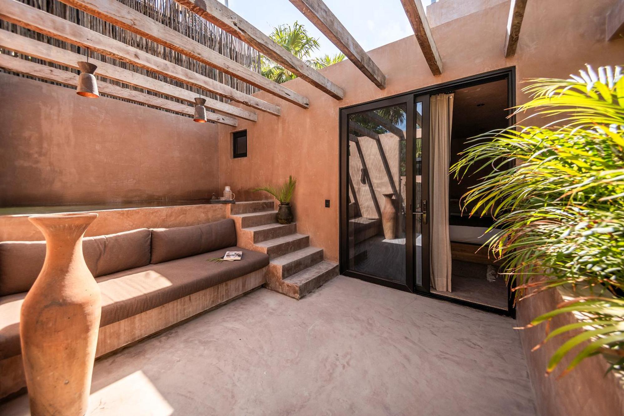 Habitación con cama grande y vistas al jardín