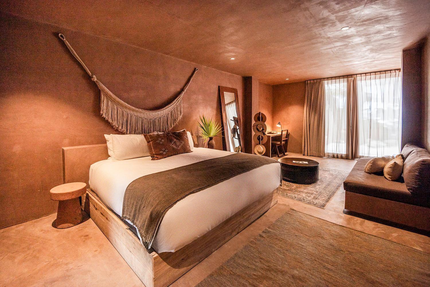 Habitación con cama grande y vistas al mar