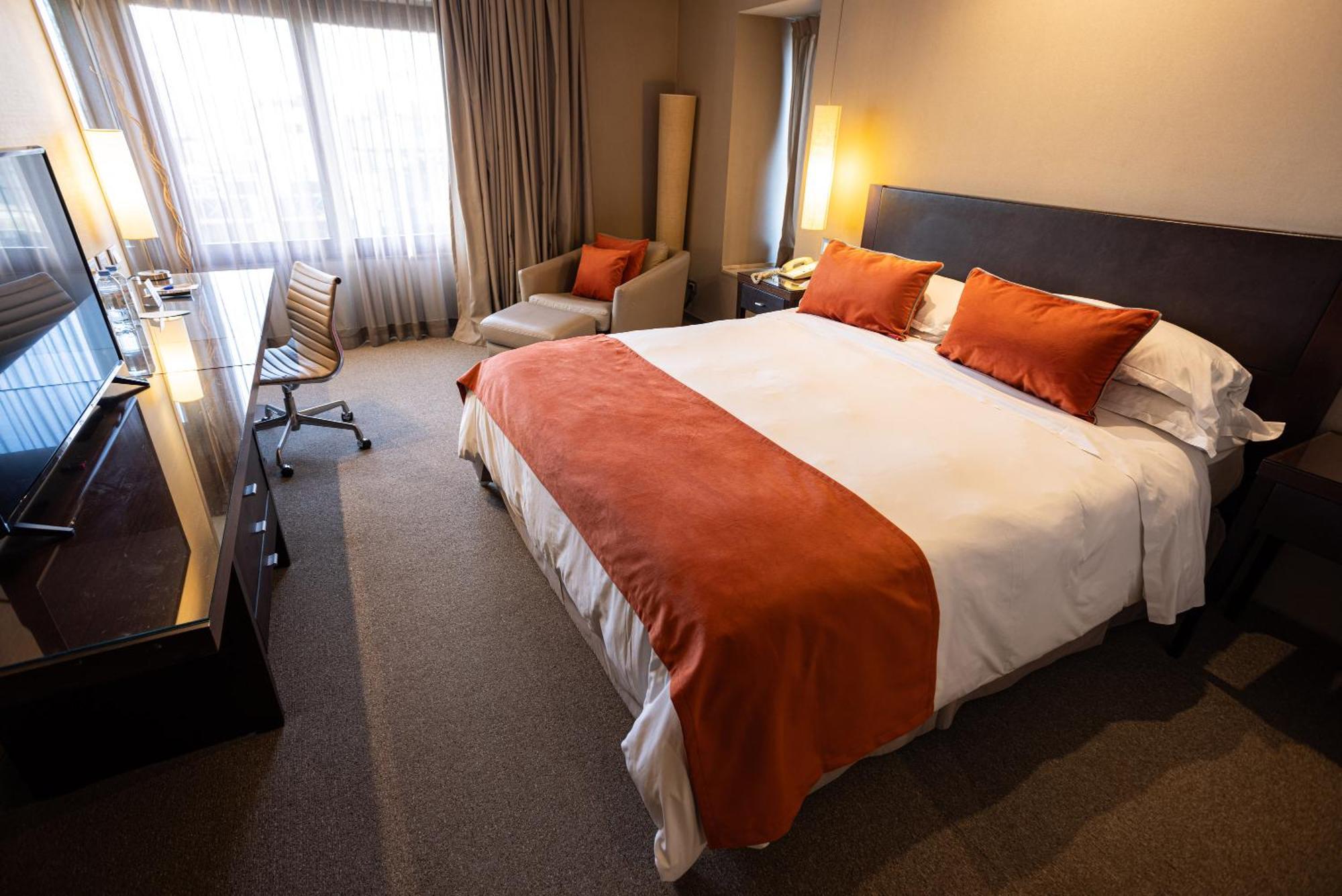 Club Room Club level Guest room 1 King,1624315411:JPEG