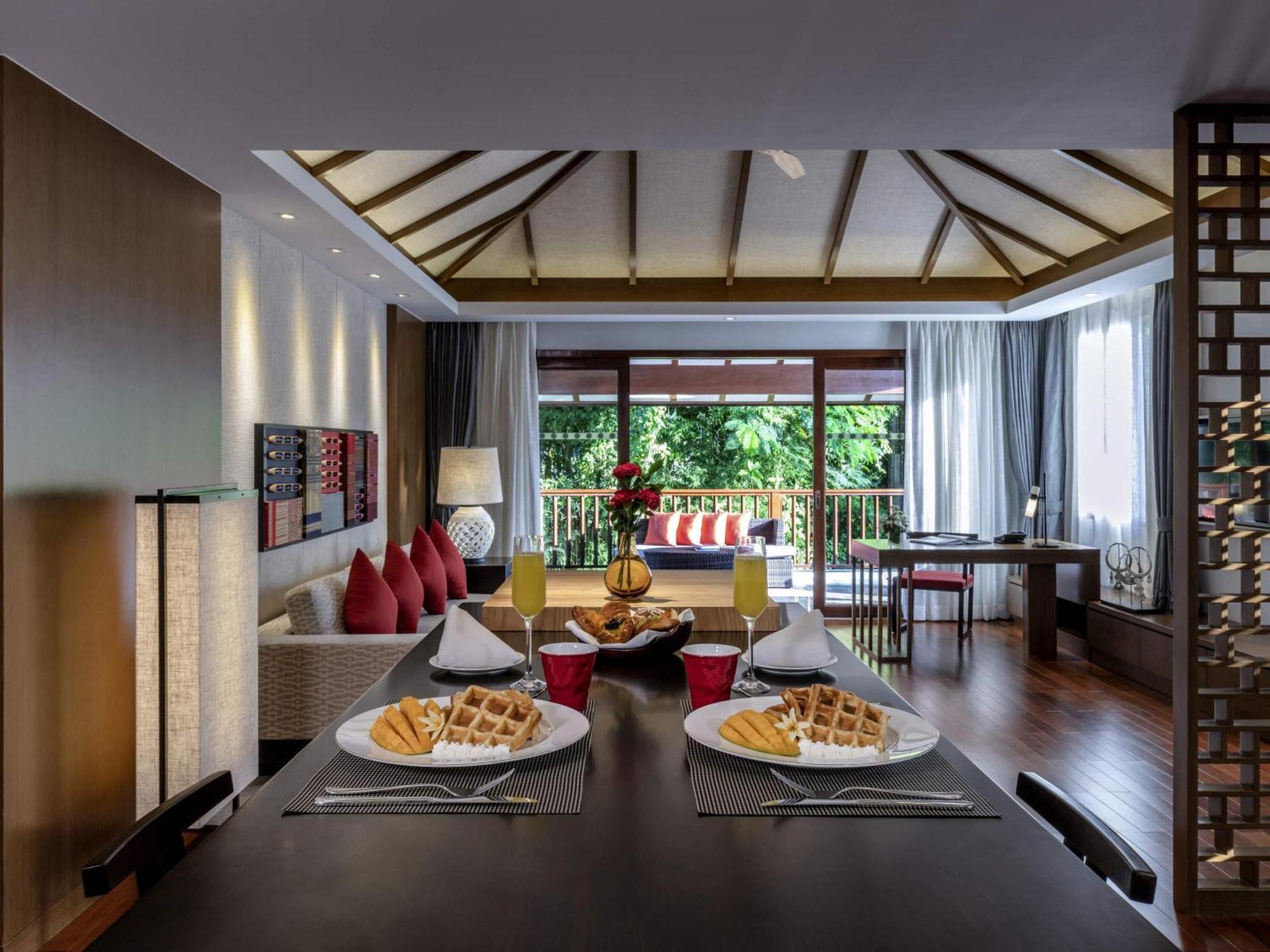 Premium Deluxe King Suite with Private Garden and Mountain View
