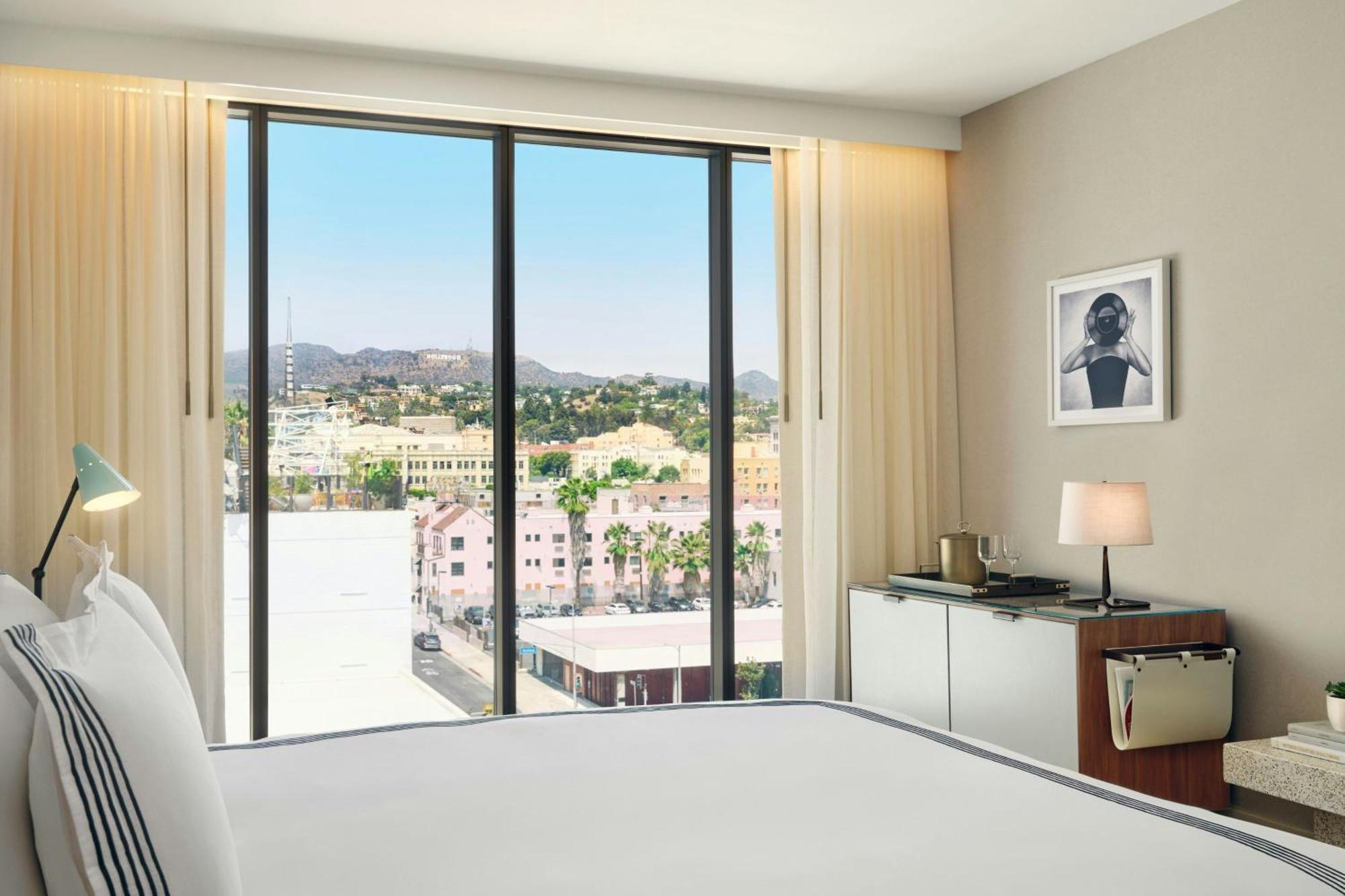 Zimmer mit Kingsize-Bett mit Blick auf die Hollywood Hills