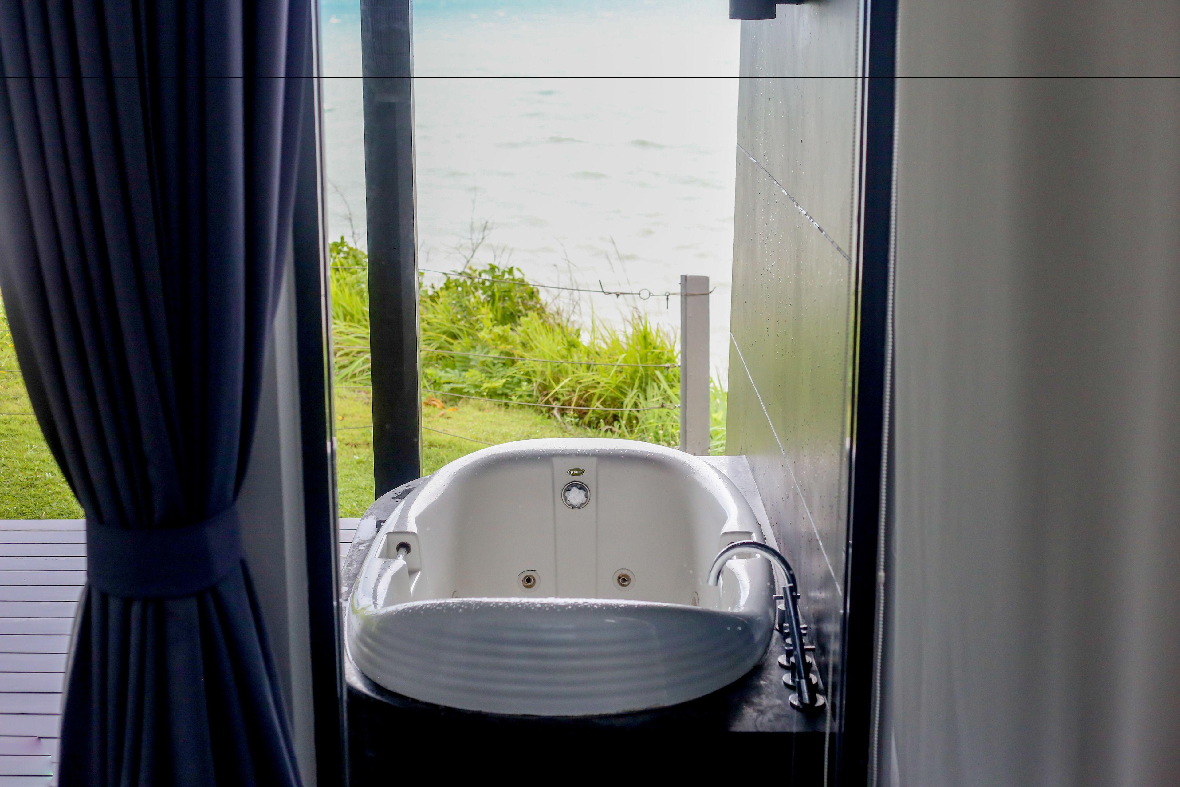 One-Bedroom Suite Sea View