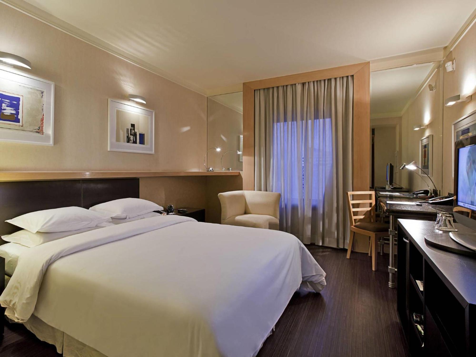 Superior Room with One Queen Bed - City View