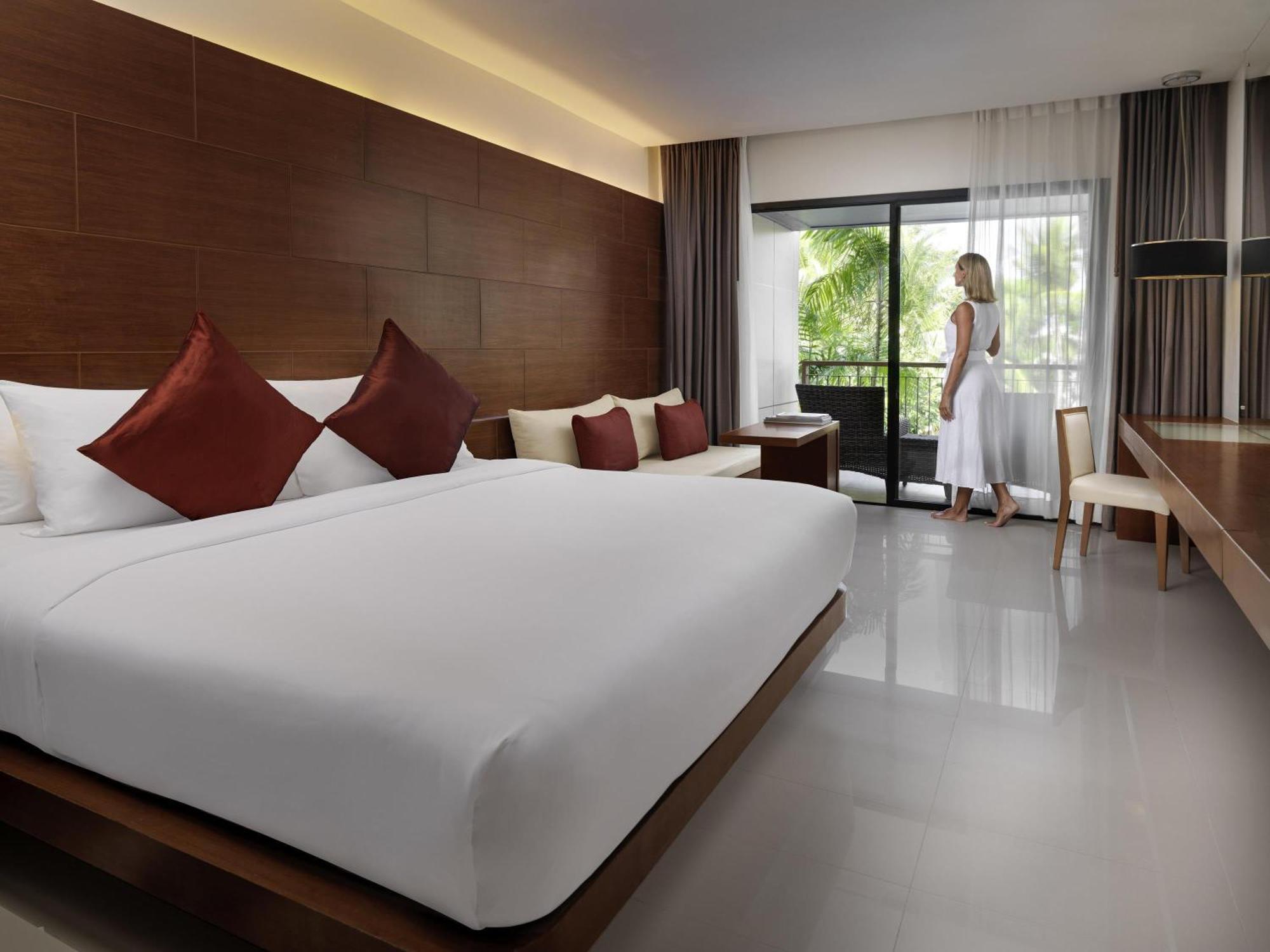 Habitación Doble Superior con vistas a la piscina y balcón - Cama extragrande