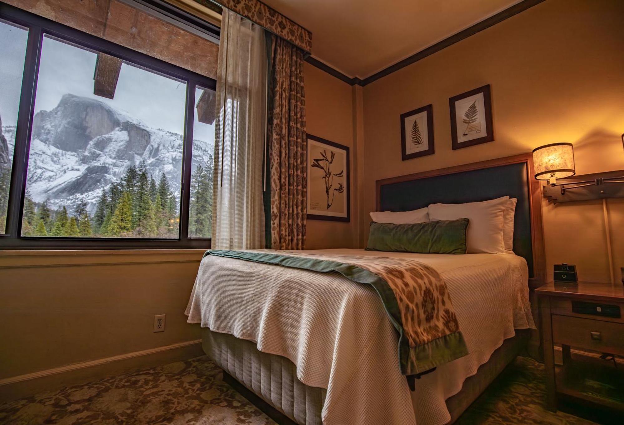 Zimmer mit Kingsize-Bett und Bergblick