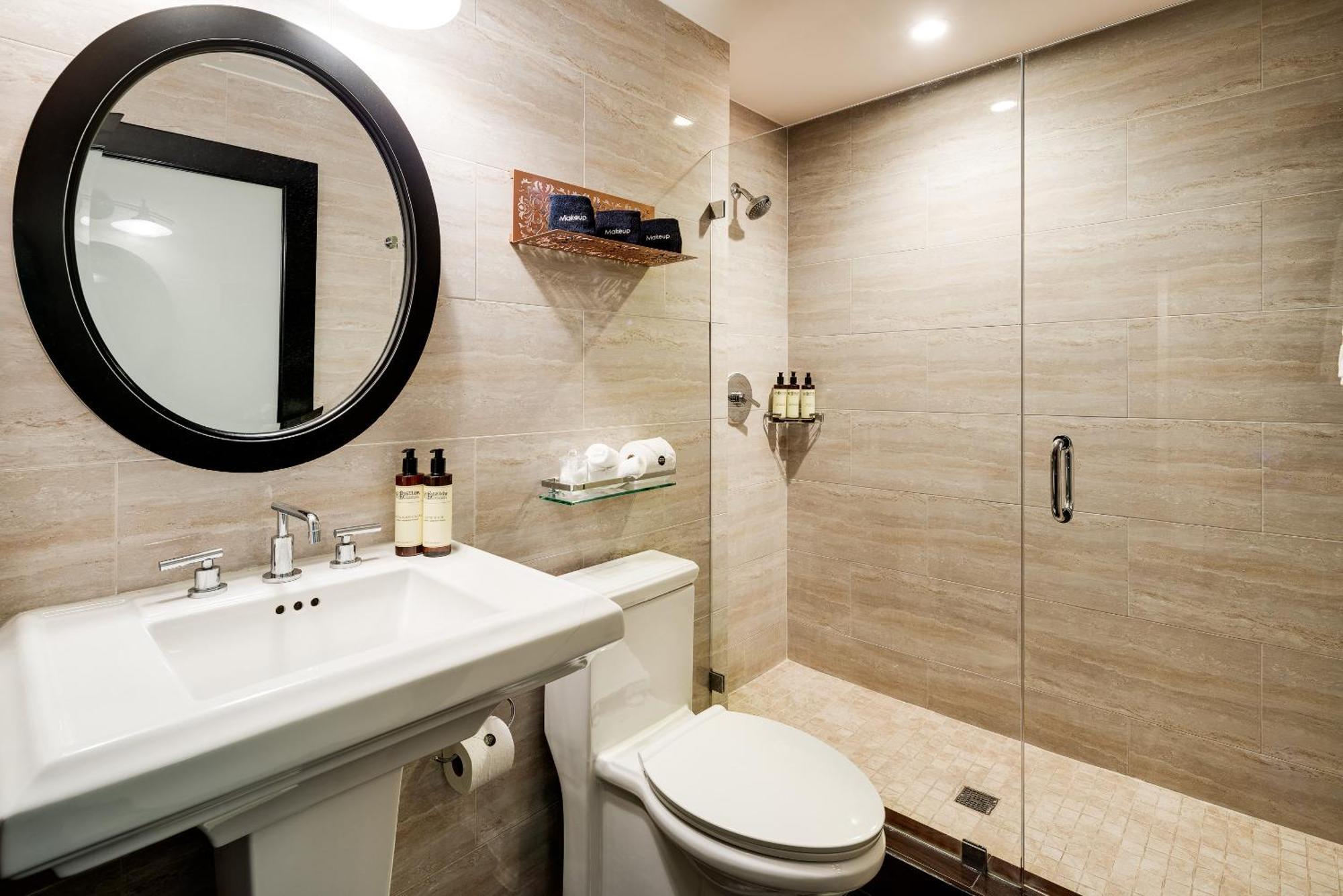 Habitación Clásica con cama extragrande y vistas a la piscina