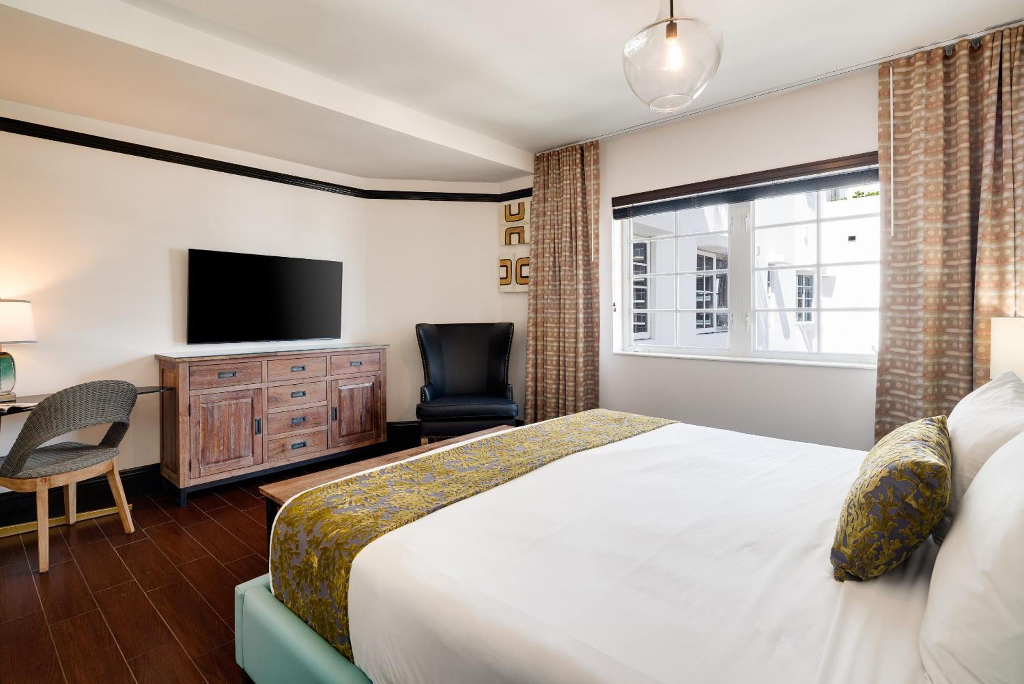 Classic King Pool View Room