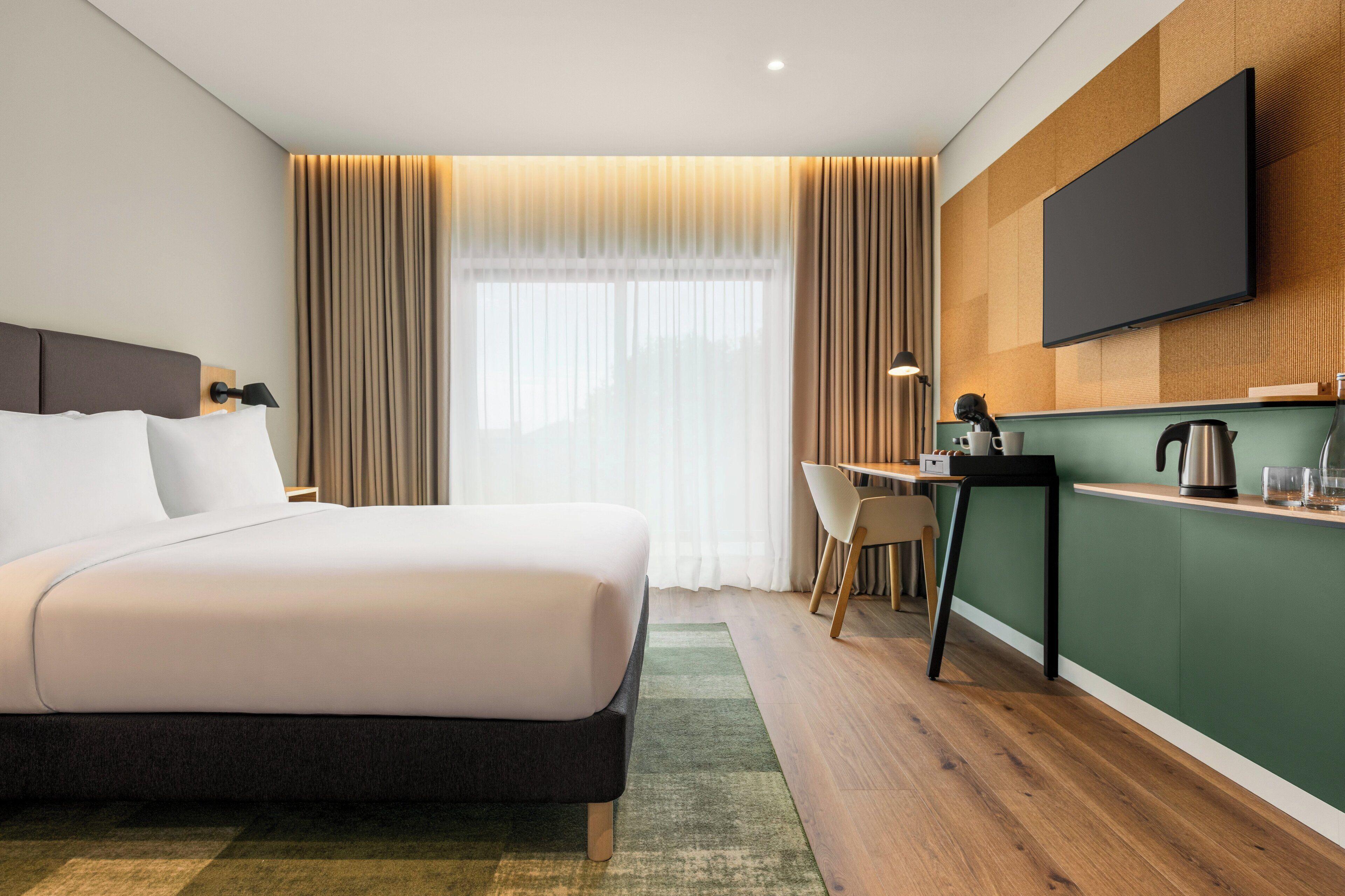 Standard Queen Room Accessible