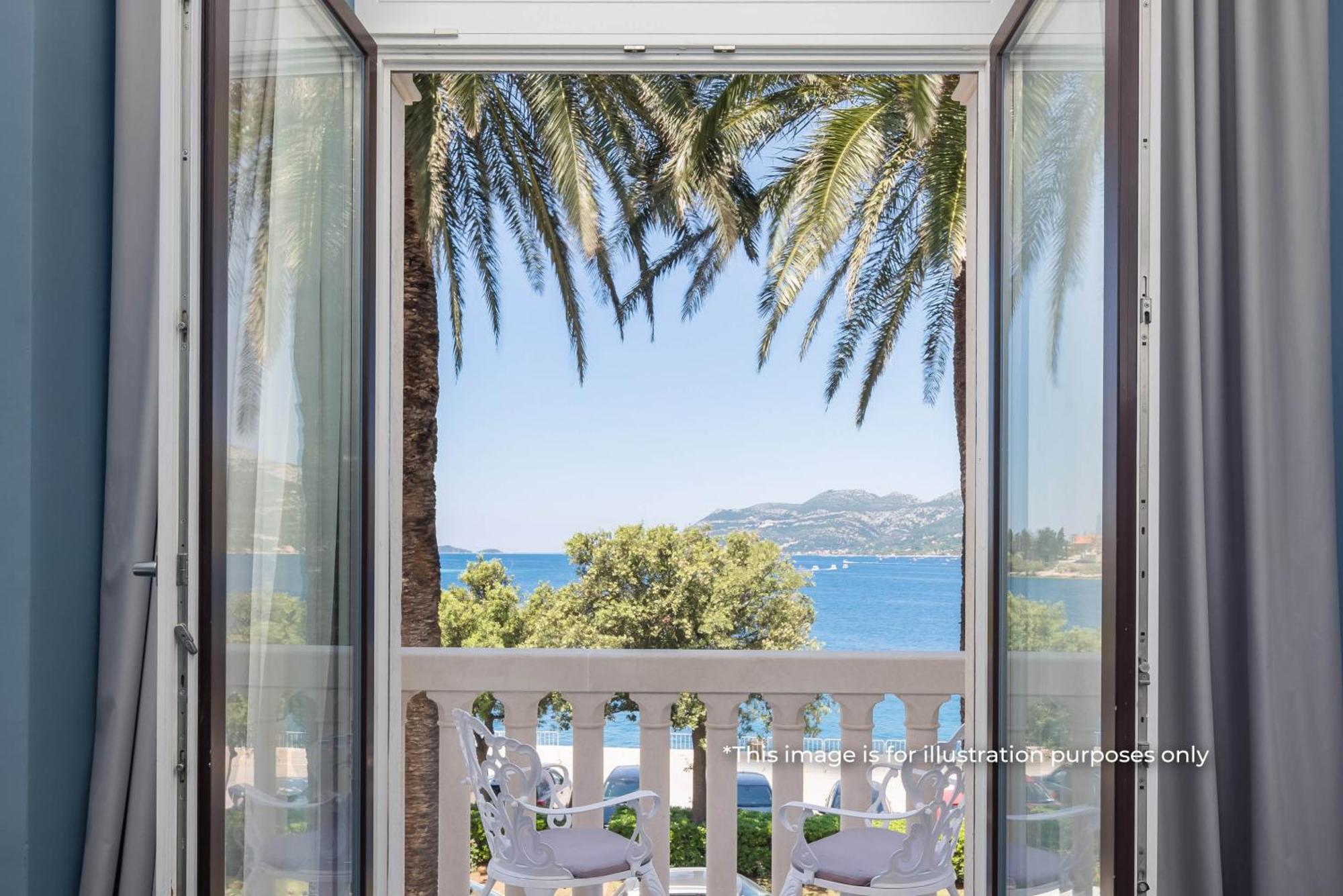 Luxury Suite with Sea View and Balcony