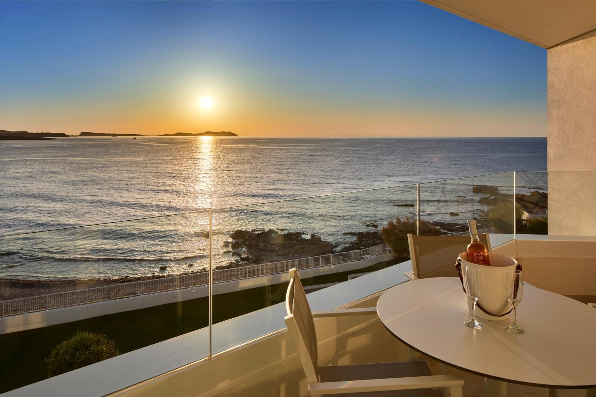 One-Bedroom Suite with Panoramic Sea View