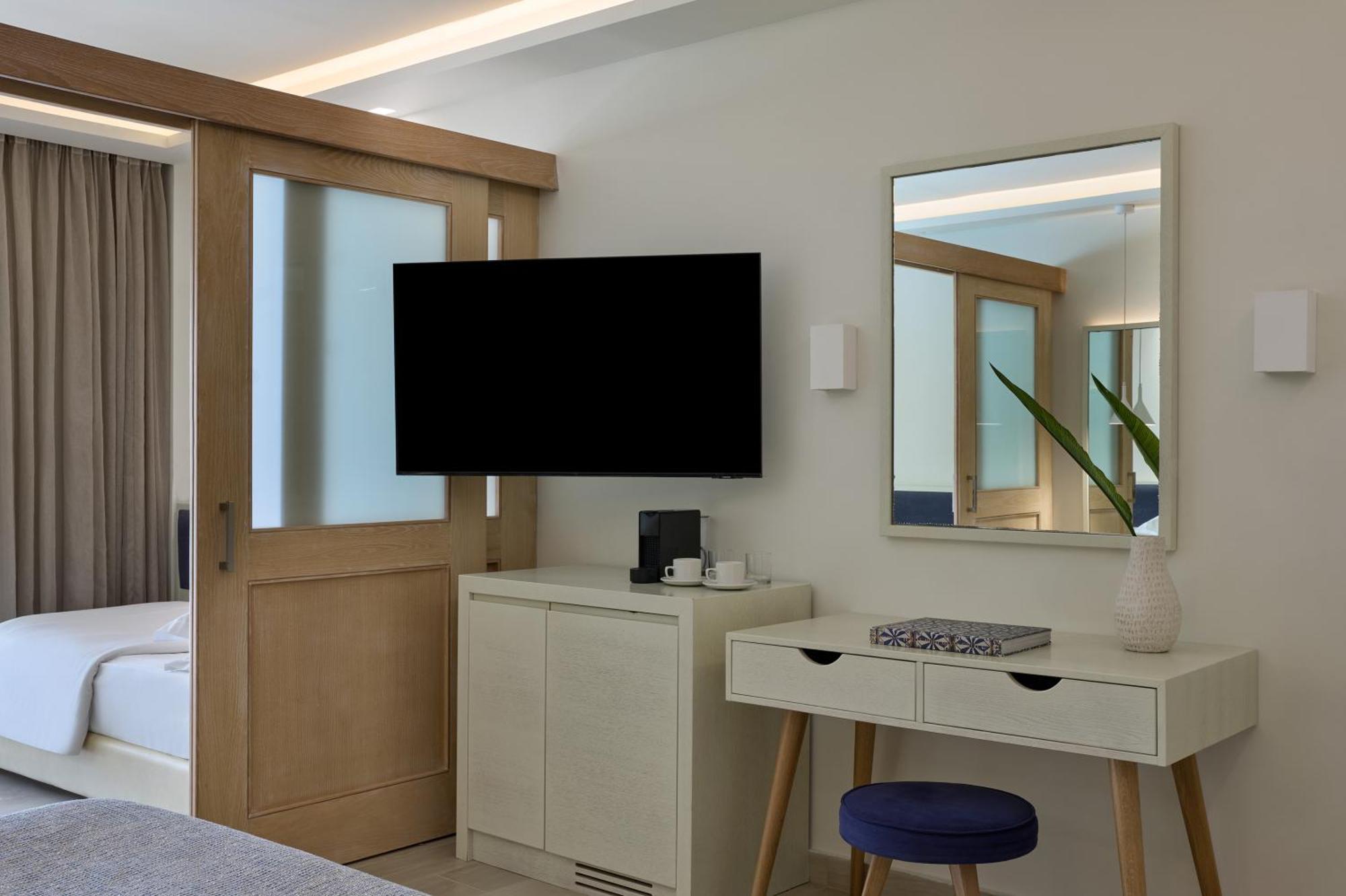 Chambre Familiale Premium avec Porte Coulissante - Accès Direct à la Piscine - Vue sur Terres