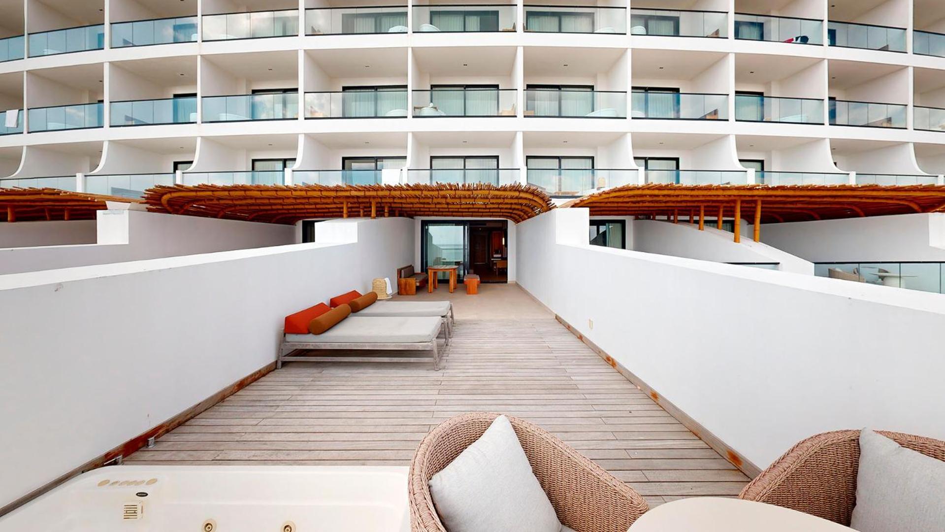 F&F Sundeck Suite