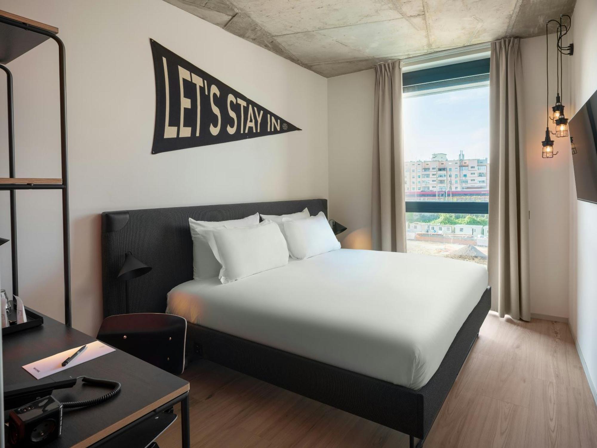 Zimmer mit Kingsize-Bett und Balkon