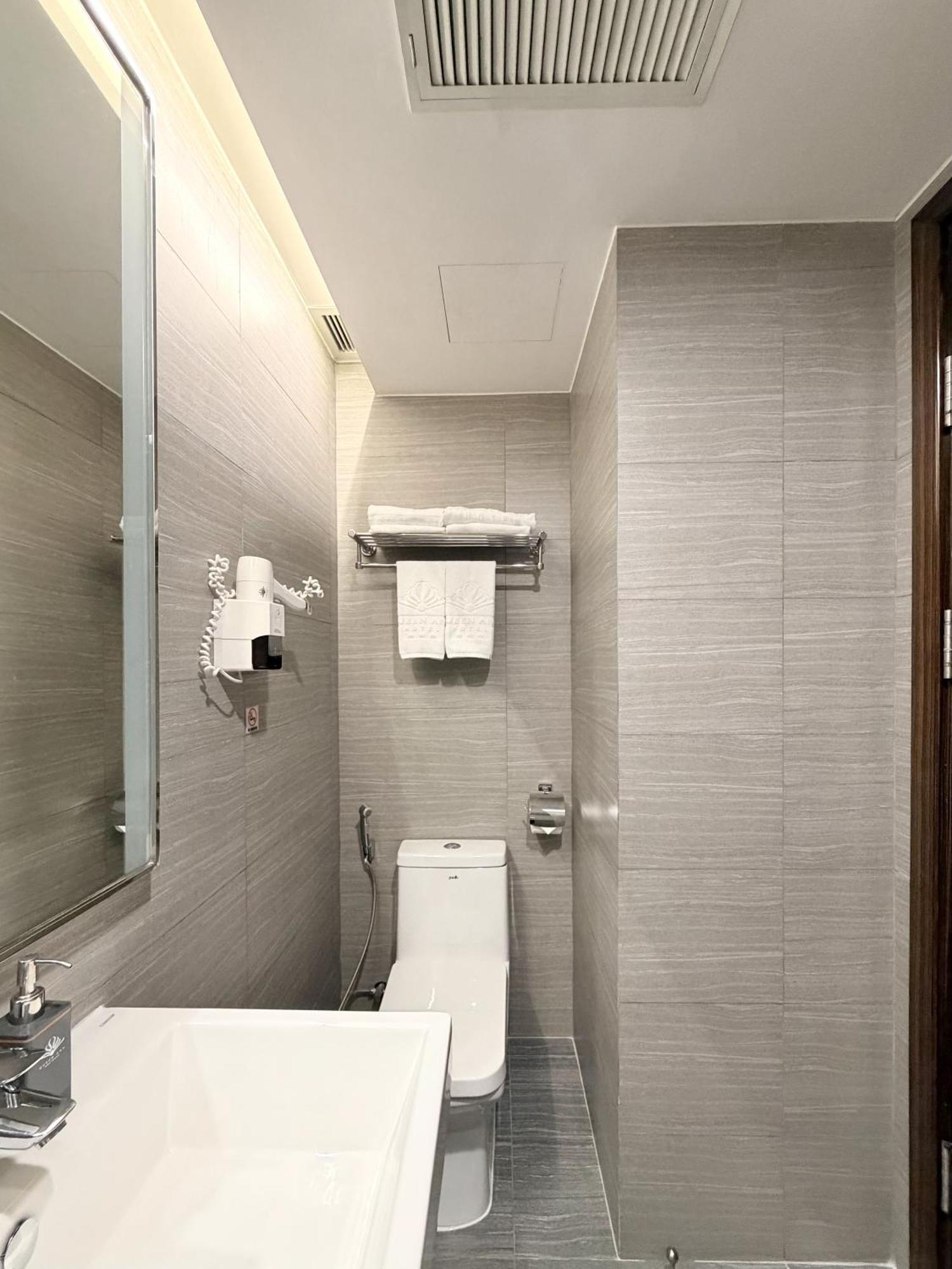 Deluxe Twin Room - With Window