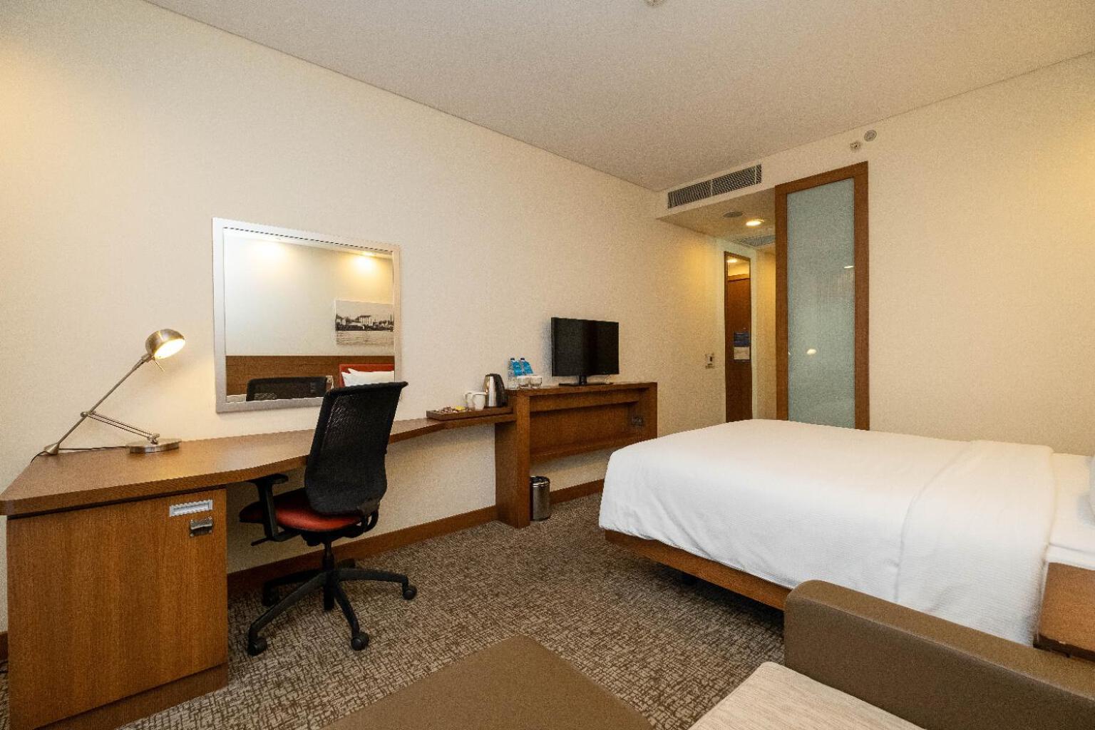 Queen Room Roll Shower Mobility Accessible or Non-Smoking