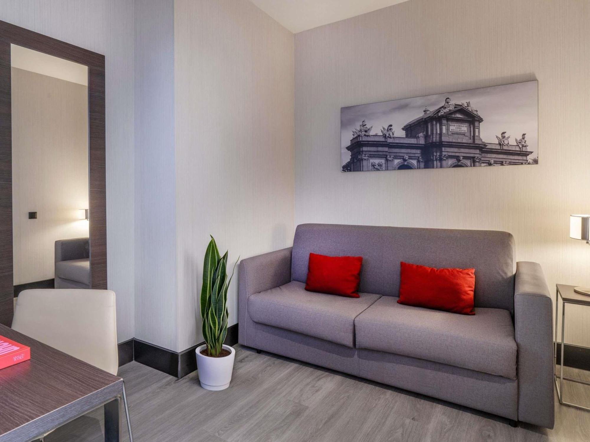Executive Queen Room with Lounge Area