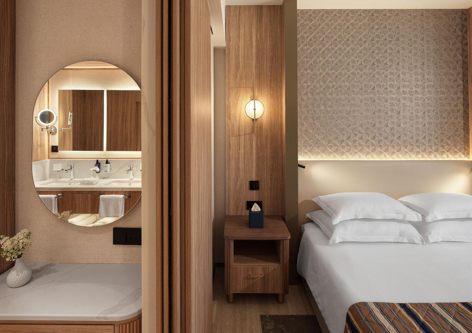 Deluxe Room Inland View