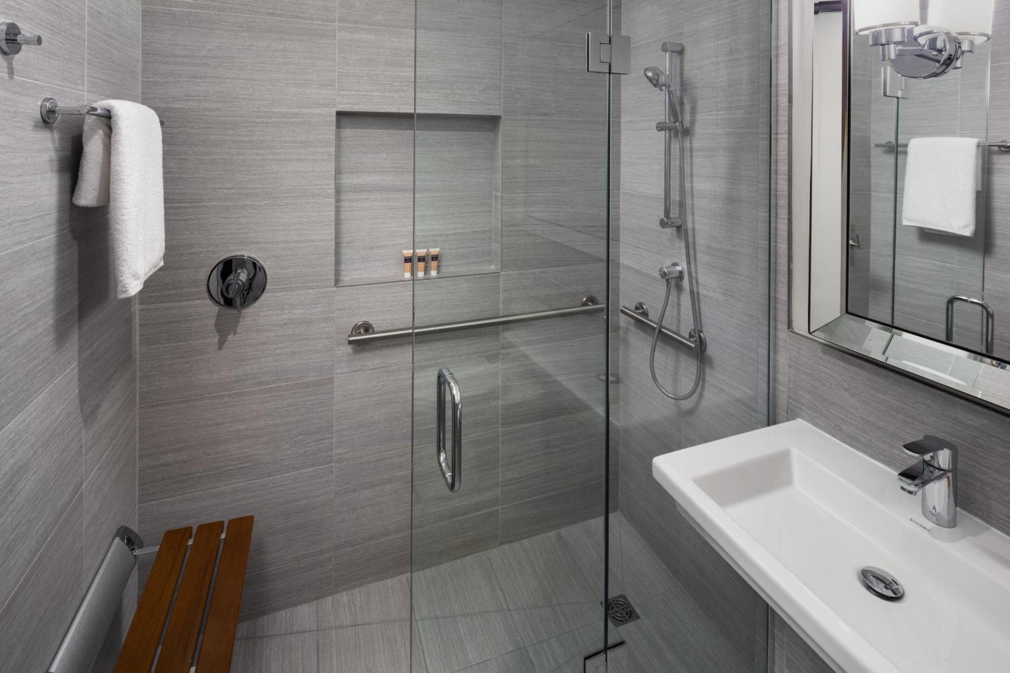 Zimmer mit Kingsize-Bett und barrierefreier Dusche – barrierefrei