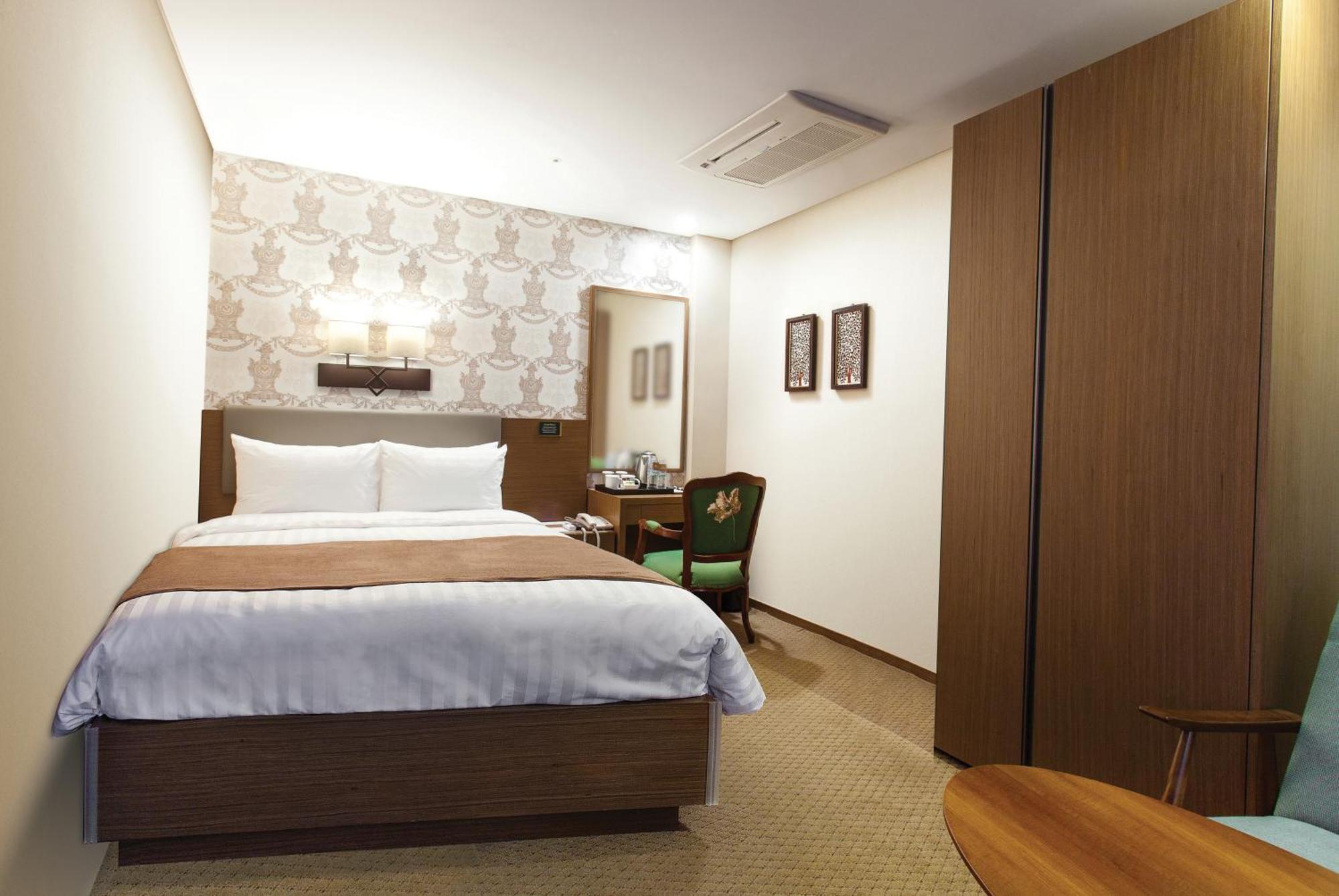 Superior Room Randomly Assigned at Check-Double Room or Family Twin