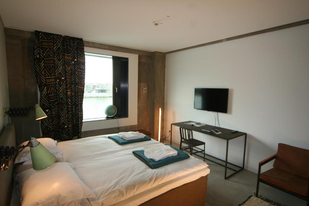 Double Room with River View,37158796:JPEG