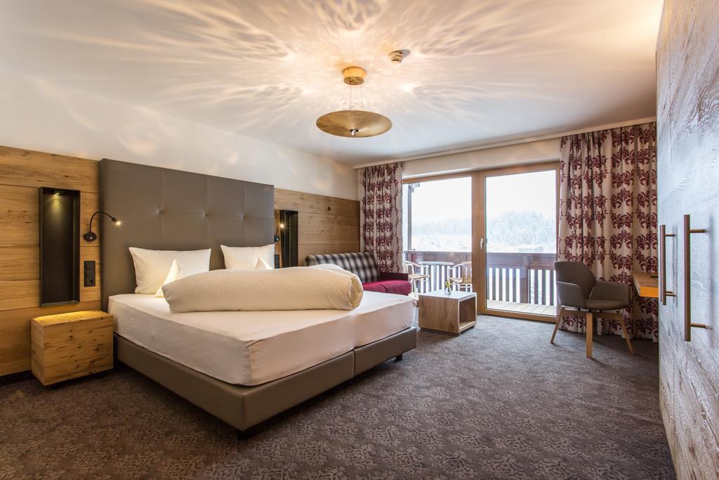 Kamer met Kingsize Bed en Uitzicht op de Bergen