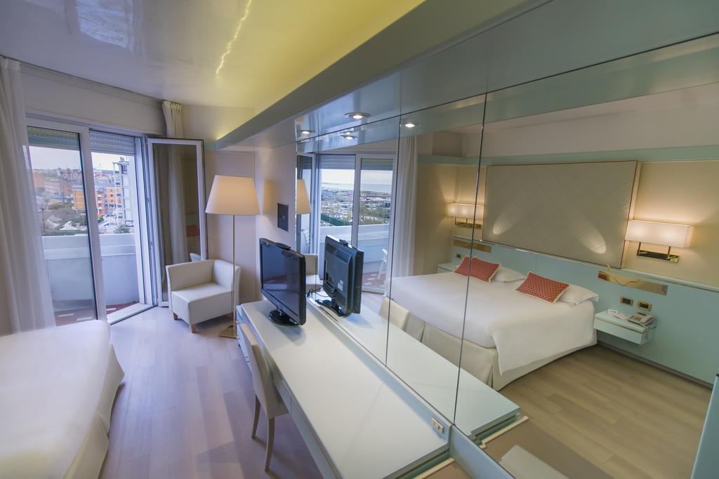 Comfort Doppel- oder Zweibettzimmer mit Balkon und Poolblick