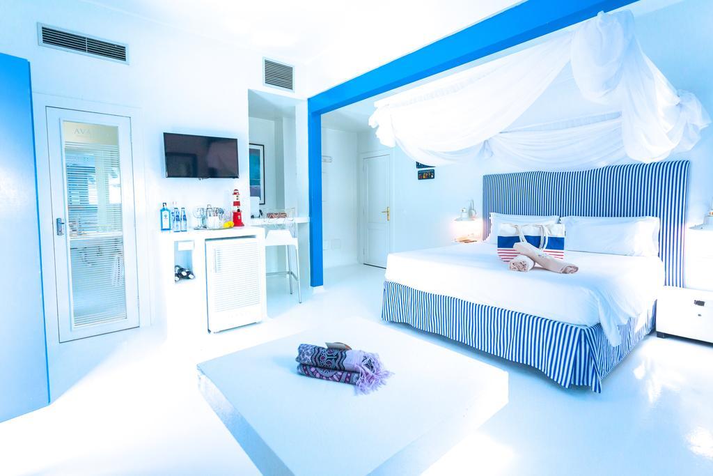 Double room with lateral sea view and terrace