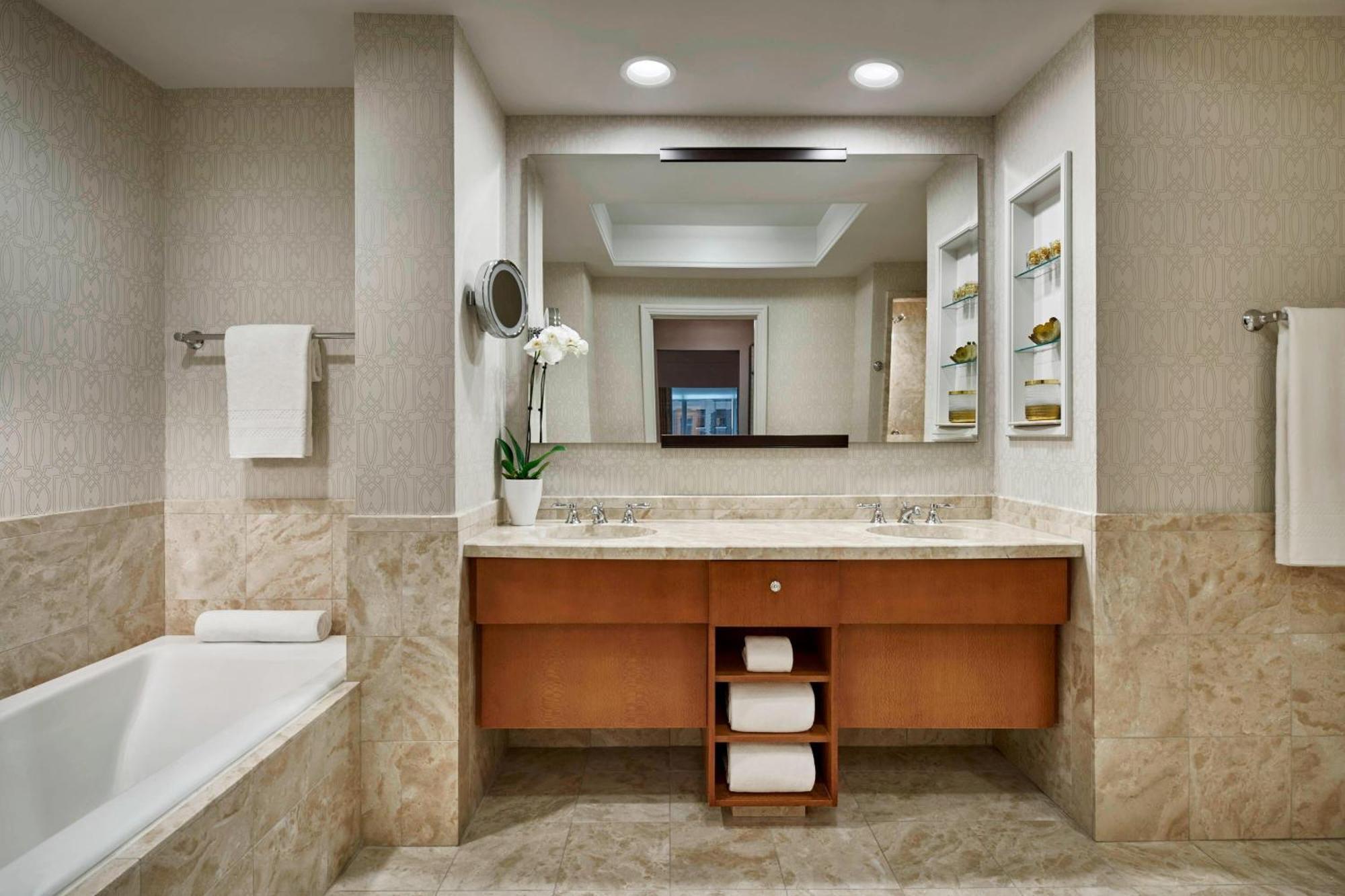 Executive Suite, 1 Bedroom Suite, 1 King, Sofa bed,560674029:JPEG