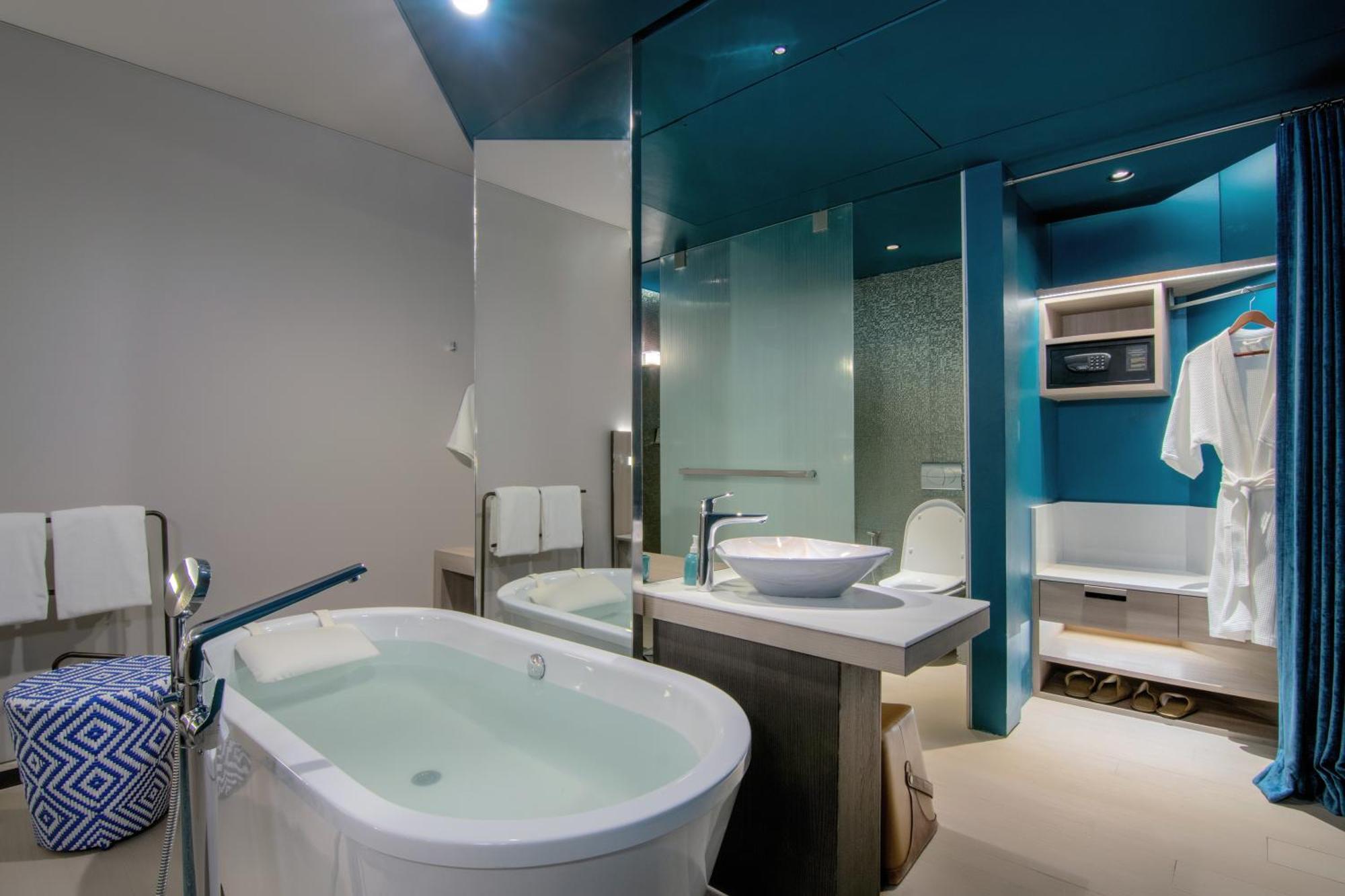 Sea Breeze Room with One King Bed