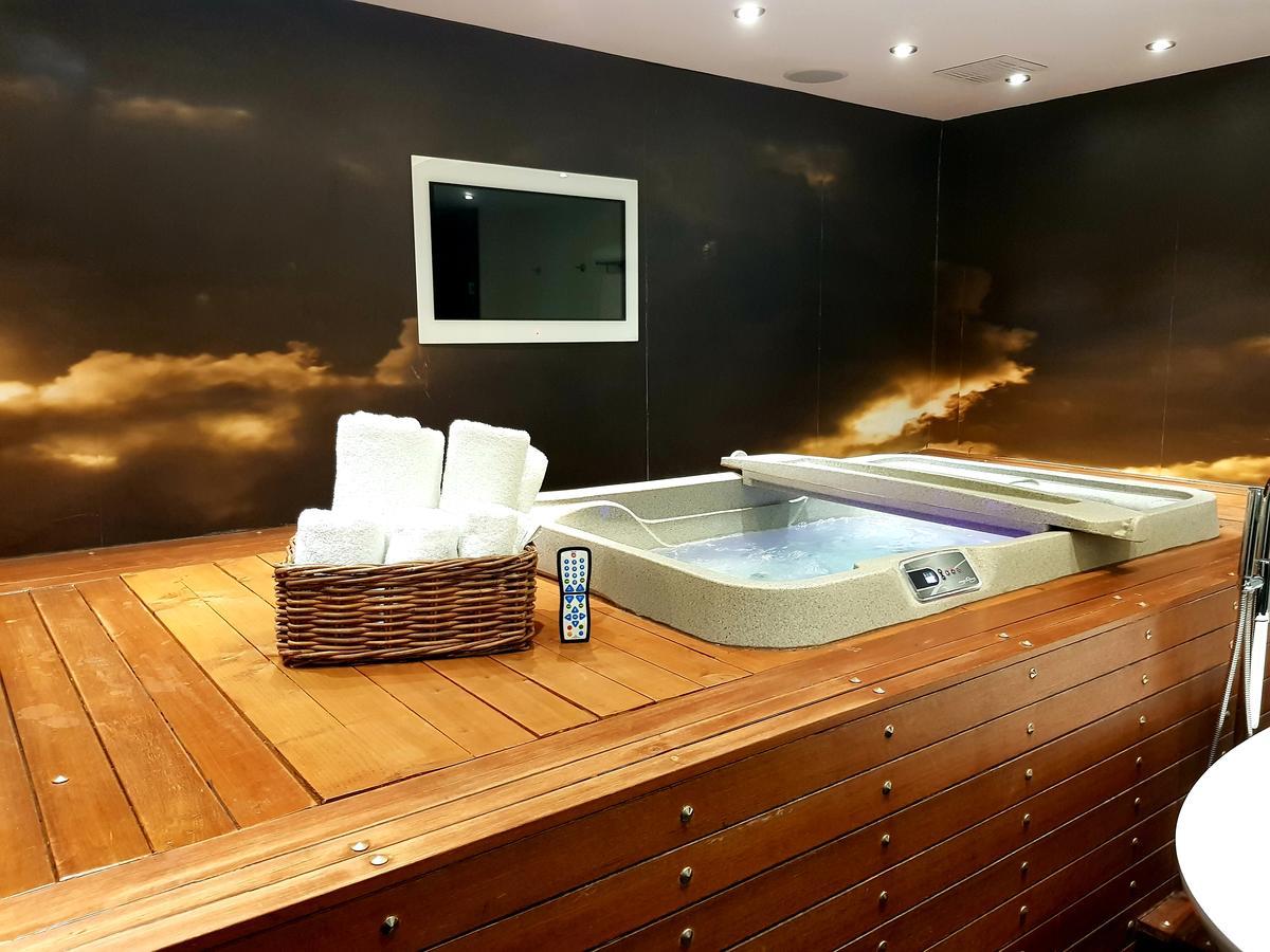 Drop Dead Gorgeous Splash Suite