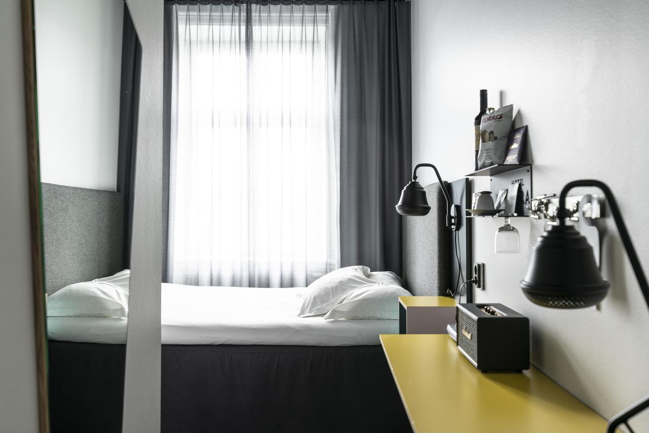 Small Single Room 140 cm bed,669128349:JPEG
