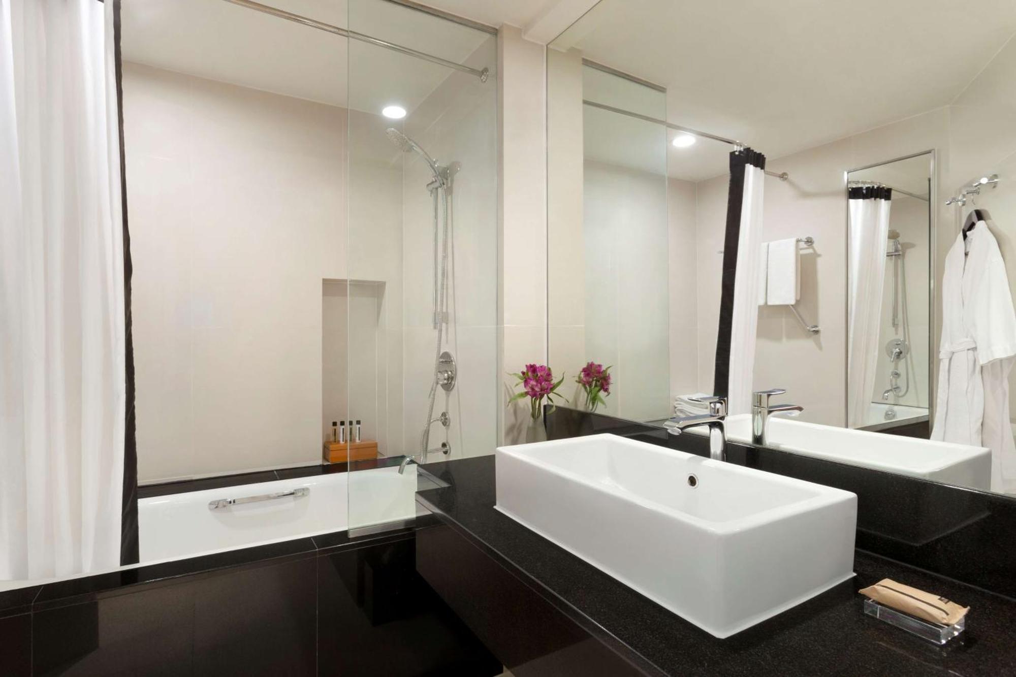 Deluxe Double Room (Free Return Airport Transfer, Complimentary Wifi),915604516:JPEG