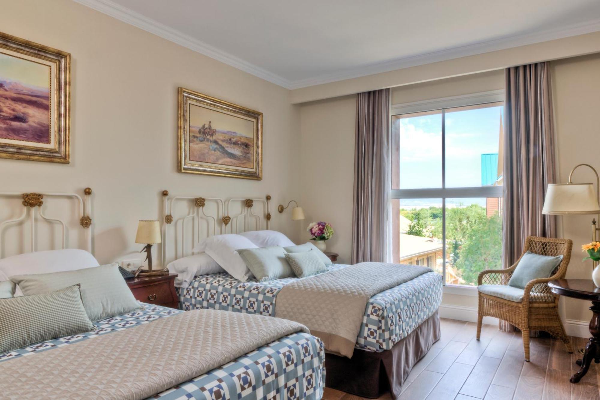 Superior Callaghan Room with Access to PortAventura Park + 1 ticket to Ferrari Land (1 adult)