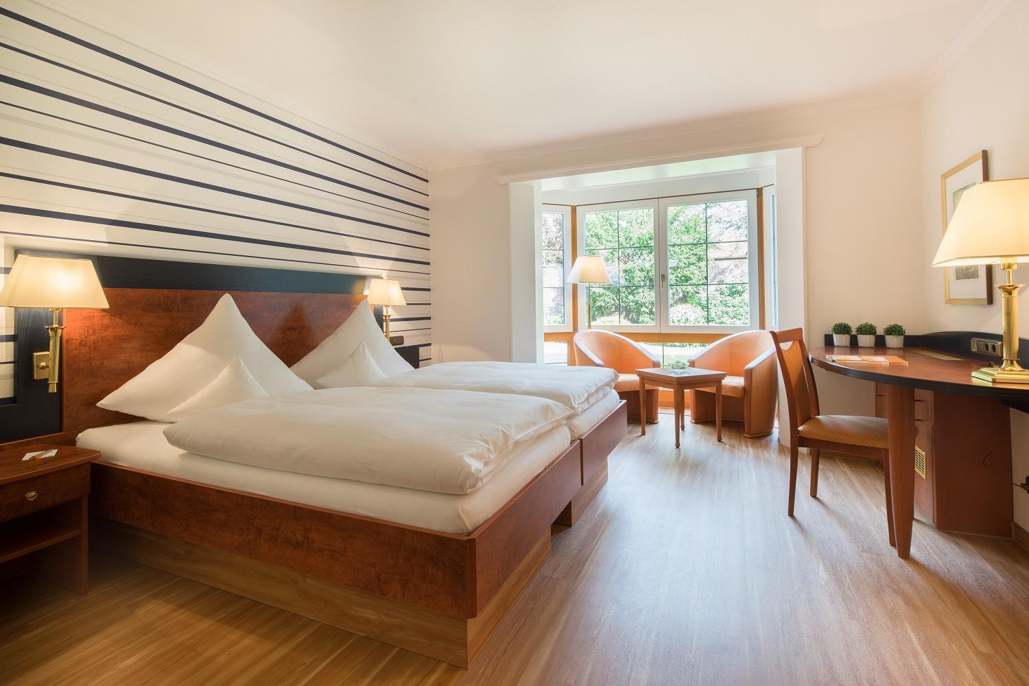 Habitación con cama extragrande.