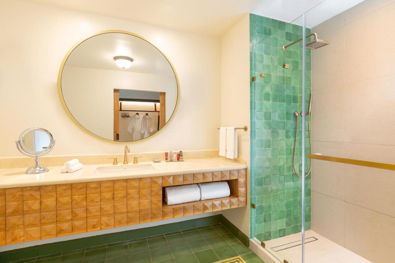 Swim up room, Adults only, Guest room, King, Poolside view