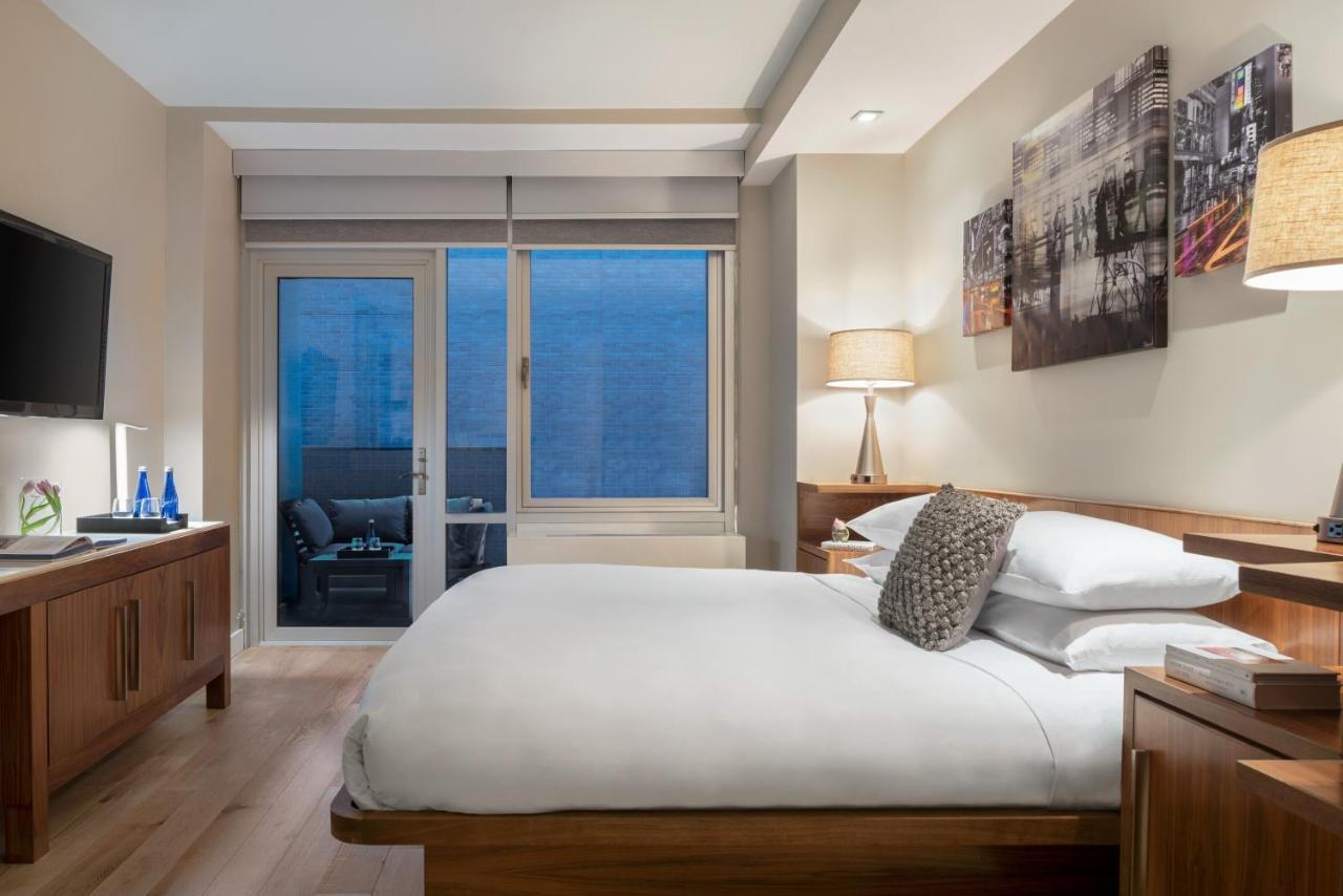 Quarto grande com cama king-size e varanda