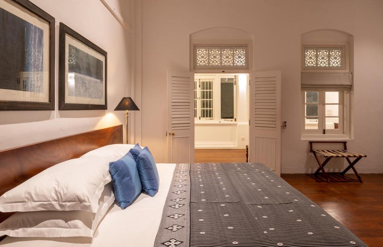 Suite con cama grande y balcón