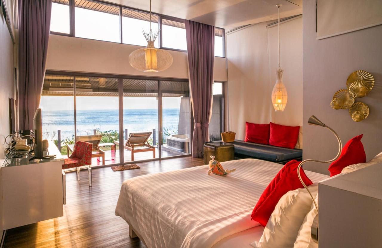 One-Bedroom Suite Sea View