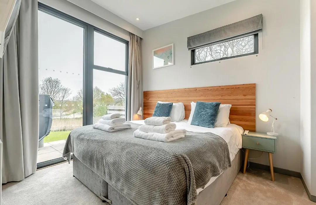 Swanborough Lakes Luxury Lodges-1