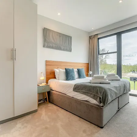 Swanborough Lakes Luxury Lodges-3