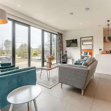 Swanborough Lakes Luxury Lodges-2